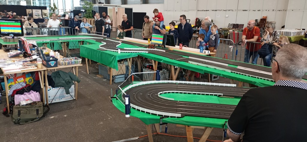 Le public profite de l'animation de Slot Racing à Rétro Mecanika 2025